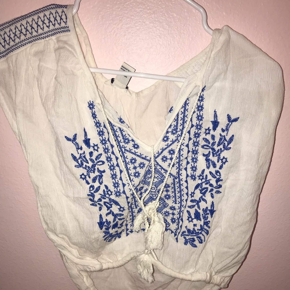 White cap sleeve embroidered crop top